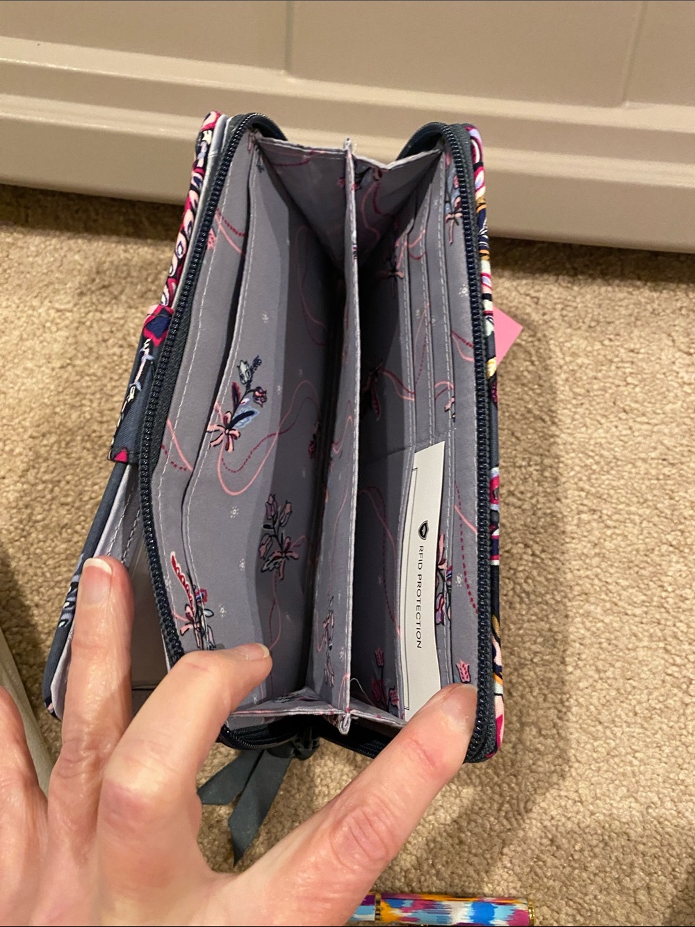 RFID Turnlock Wallet NWT Felicity Paisley - Picture 5 of 9